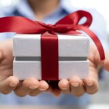 職場の男性からプレゼントする4つの心理。脈あり・脈なしプレゼントの見極め方も解説