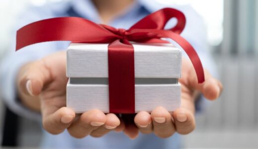 職場の男性からプレゼントする4つの心理。脈あり・脈なしプレゼントの見極め方も解説