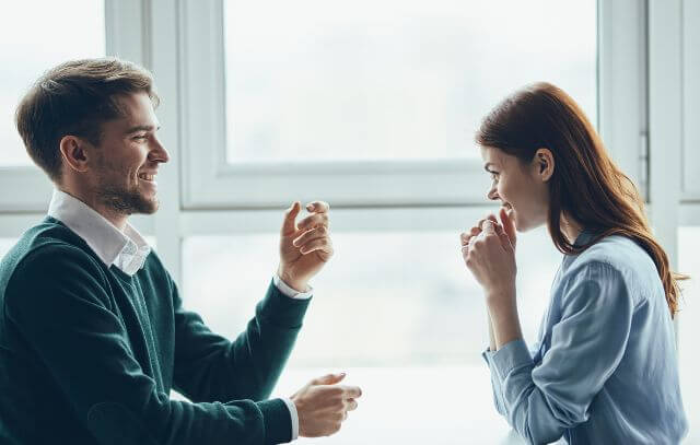 職場でプライベートな話をする男性の会話から脈ありを見極める方法